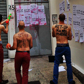 Act Up-Paris exige des Hommen qu’ils retirent leurs masques (...) et leurs pantalons ! Act Up-Paris exige des Hommen qu’ils retirent leurs masques (...) et leurs pantalons !